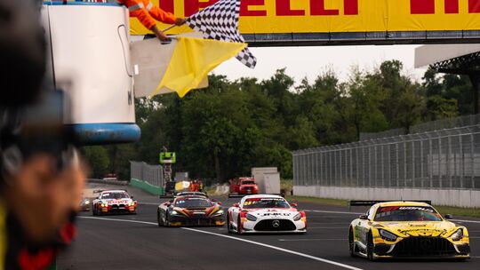 Der Mercedes-AMG GT3 von Luca Stolz und seinen Teamkollegen (vorne) quert in der Nummer 48 nach drei Stunden auf Position zwei v