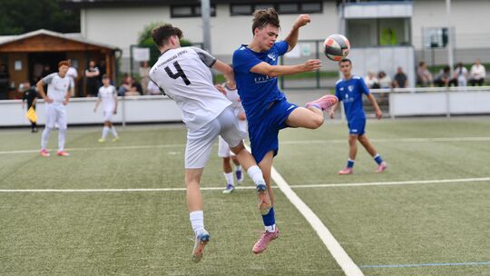 Wie die drei anderen Regionalliga-Mannschaften aus dem Westerwald musste sich auch die B-Jugend der Spvgg EGC Wirges (vorne rech