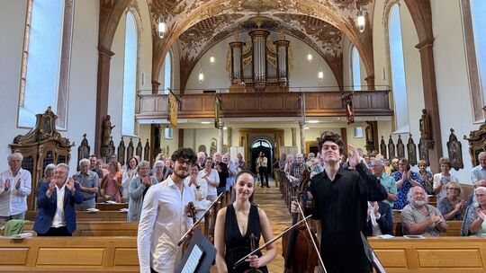 Junge Streicher haben in der Martinskirche Briedel ein Konzert gegeben, das das die Zuhörer erfreut.