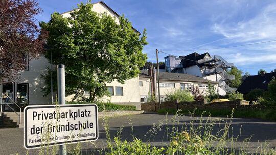 An der Nordseite des bestehenden Gebäudes, in Richtung Flachsweg, soll die neue Mensa der Franziskus-Grundschule in Wissen angeb