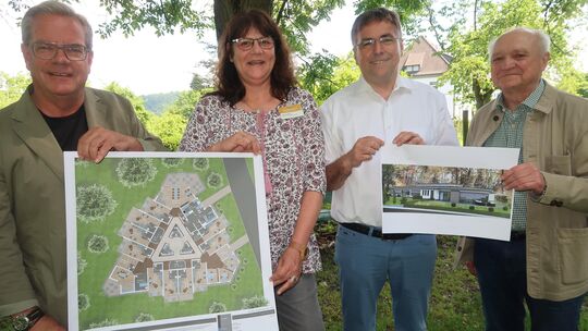 Auf der Wiese, wo das neue Hospiz gebaut werden soll, stellten (von links) Architekt Oliver Schmidt, Leiterin Yasmin Brost, Gesc