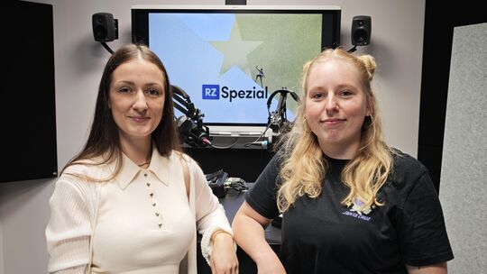 Die RZ-Volontärinnen Hannah Klein (links) und Kim Fauss im Podcaststudio der Rhein-Zeitung.