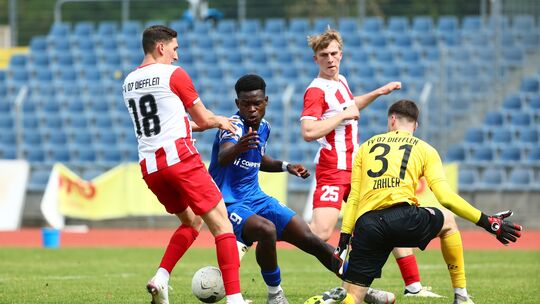 Bereits in der Saison 2023/24 gegen Hokon Sossah (blaues Trikott) für den FC Cosmos Koblenz auf Torejagd. Das wird er auch wiede