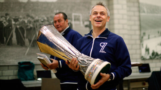 Olaf Thon holte 1997 mit dem FC Schalke 04 und Trainer Huub Stevens (im Hintergrund) sensationell den Uefa-Cup. Am Samstag ist T