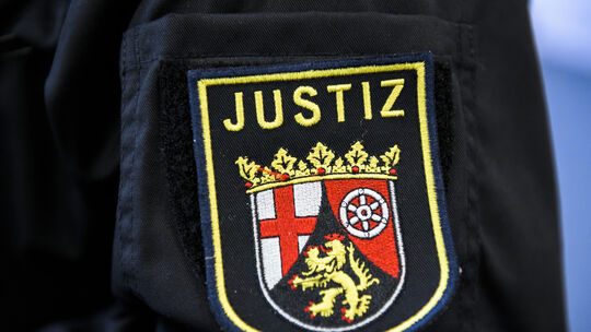 Das Wappen der Justiz Rheinland-Pfalz: Die Staatsanwaltschaft hat sich nun zu mehreren Ermittlungen geäußert, bei denen es um Mi