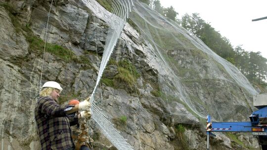 Stahlnetze werden - wie hier im Hochschwarzwald - häufig zur Felssicherung montiert. Das trifft auch auf Abschnitte an der B9 zu