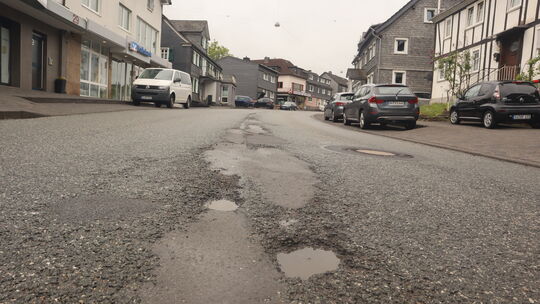 Kein schöner Anblick ist die B62-Durchfahrtsstraße in Mudersbach. Diese soll in knapp zwei Wochen saniert werden.