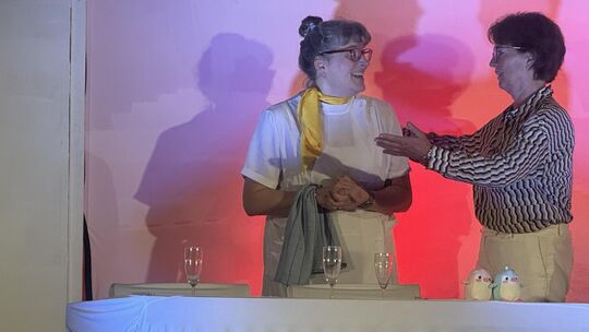 Chefhostess Daau weiß souverän Rat und beruhigt die Europa-Abgeordnete Hannelore Strack-Sieberknecht