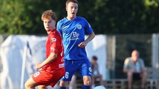 Elias Dudkiewicz (rotes Trikot) hatte schon eine Begegnung mit seinem neuen Verein: Er stand in der vergangenen Sommervorbereitu