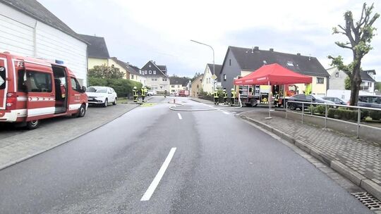 Seit Dienstagnachmittag ist der Bereich in Langenhahn, in dem der Gasaustritt festgestellt wurde, abgesperrt. Die Feuerwehr führ
