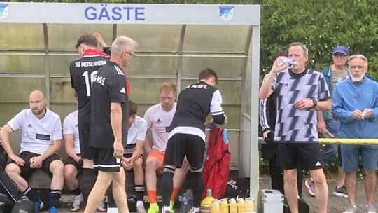 Die Bank der SG Meisenheim/Desloch/Lauschied beim Aufstiegsspiel in Büchelberg. Rechts stärkt sich Trainer Jens Bohr, links sitz