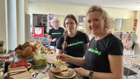 Lebensmittelretterin Martina Born (Mitte) und ihre Mitstreiterinnen laden zum gemeinsamen Genießen ins "Fair-Teilchen-Café" im M