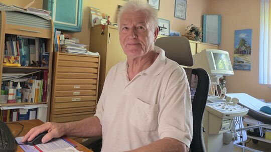 Eberhard Becker ist in seiner Arbeit vertieft.