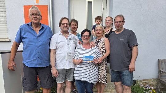 Martin Gillmann (von links), Friedhelm Eisenbrandt, Annette Gillmann, Elena Braun, die Tochter Anna Lena Hartmann mit Sohn Kayde
