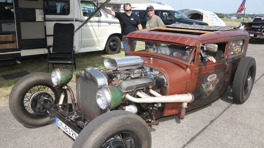 Der Ford A von Richard Zapke ist mit einer matten Rattenoptik ein Hingucker beim US-Car-Treffen auf dem Mendiger Flugplatz.