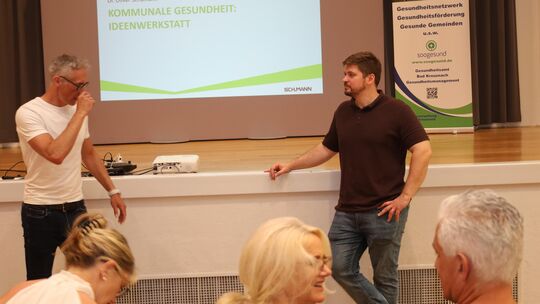 Unter der Regie von Dr. Oliver Schumann (links) und Jonas Klipsch sammelten im Kaisersaal zehn Anwesende Ideen und Perspektiven,