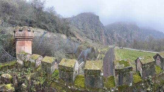 Blick vom Norheimer Bahntunnel in Richtung Rotenfels - links im Hintergrund die Mauern, die aktuell saniert werden.