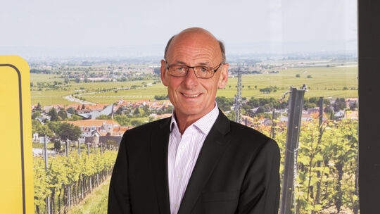 Für seine Verdienste in der Kommunalpolitik wird der Winzenheimer Alfons Sassenroth mit der Freiherr-vom-Stein-Plakette ausgezei