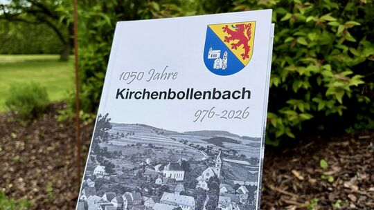 336 Seiten mit mehr als 50 Fotografien umfasst die überarbeitete Dorchronik Kirchenbollenbach, die beim Jubiläumswochenende vorg