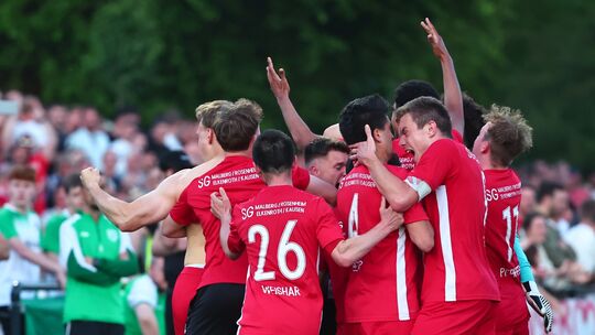 Als „eingeschworene Gemeinschaft", wie Malbergs Vorsitzender Rainer Zeiler die Mannschaft bezeichnet, präsentierte sich die SG ( Als „eingeschworene Gemeinschaft", wie Malbergs Vorsitzender Rainer Zeiler die Mannschaft bezeichnet, präsentierte sich die SG (