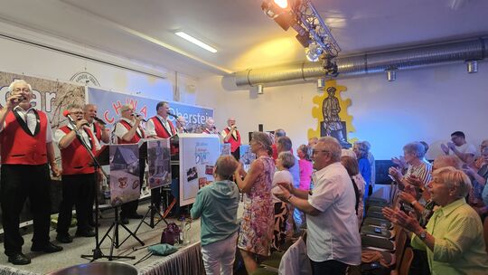 Da riss es die Zuhörer von ihren Plätzen, als die Bachwagge „De Reimanns Karl“ und „Ole Fiesta“ anstimmten.
