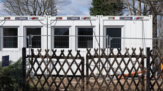 Das Foto zeigt Wohncontainer für eine Flüchtlingsunterkunft. Solche oder ähnliche Container gibt es auch in Koblenz.