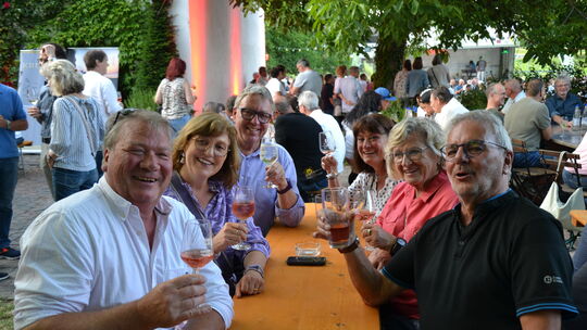 Auch sie hatten ihren Spaß, beim Guldentaler Sreeet-Wine-Festival und genossen die Geselligkeit bei Guldentaler Rebensaft. Auch sie hatten ihren Spaß, beim Guldentaler Sreeet-Wine-Festival und genossen die Geselligkeit bei Guldentaler Rebensaft.