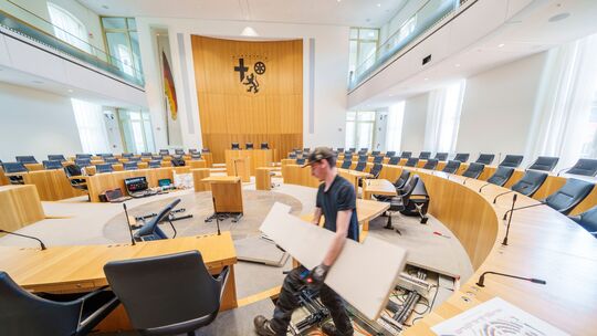 Die jüngste Landtagswahl hat im Mainzer Plenarsaal auch ein Stühlerücken ausgelöst. Inzwischen ist klar, in welchen Ausschüssen Die jüngste Landtagswahl hat im Mainzer Plenarsaal auch ein Stühlerücken ausgelöst. Inzwischen ist klar, in welchen Ausschüssen