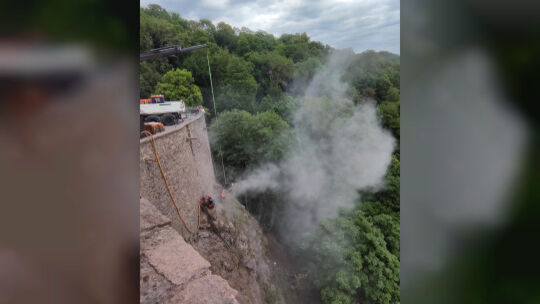 Am Schlossberg staubt’s derzeit gewaltig. Grund sind die Felssicherungsarbeiten rund um das Spazierwegenetz im ehemaligen Schlos
