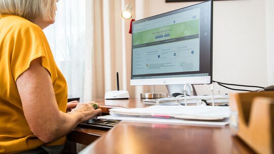 Eine Frau macht eine Steuererklärung am PC