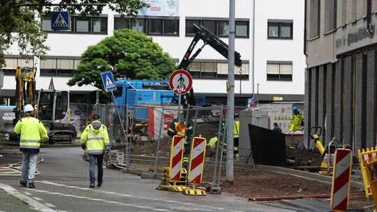 Eine durch Baggerarbeiten beschädigte Gasleitung sorgte am Dienstag in Koblenz für einen Großeinsatz und stundenlange Straßenspe