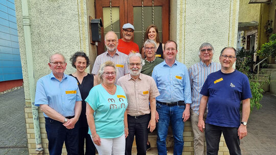 Auf dem Foto sind Beteiligte des Projekts vor dem (nahe gelegenen) Eingang zur ehemaligen Synagoge Lahnstein zu sehen.