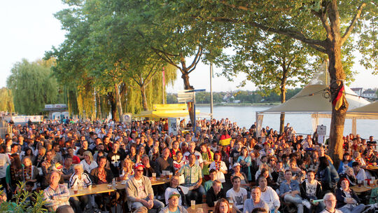 Bei der Fußball-WM im Jahr 2014 haben sich Hunderte Fans zum Public Viewing in Neuwied versammelt, auch spät abends. In diesem J