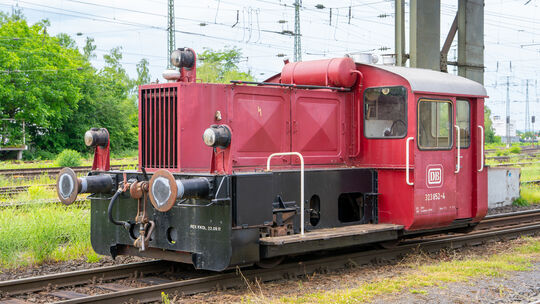 Mit der 323 852-4 wird die erste Lokomotive präsentiert, die zum Bestand des Museumsstandorts gehörte. Die Lok wurde 1998 ausgem