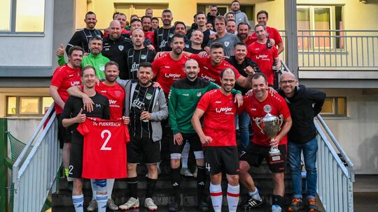 Siegerbild auch mit dem Verlierer SSV Boppard: Die SG Puderbach (rote Trikots) ist der Gewinner des Ü32-Rheinlandpokals, Kapitän