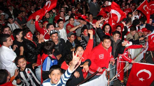 Türkische Fans feuern in der Neuwieder Innenstadt ihre Nationalmannschaft an. Das Foto entstand beim Public Viewing während der