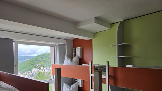 Freundlich und modern präsentieren sich die Zimmer in der Edelsteinland-Jugendherberge auf der Hohl - toller Blick inklusive.