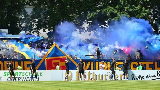 Die Fans der TuS Koblenz präsentierten vor dem und während des Pokalfinals in Trier mehrere Choreos, teilweise auch mit Einsatz Die Fans der TuS Koblenz präsentierten vor dem und während des Pokalfinals in Trier mehrere Choreos, teilweise auch mit Einsatz