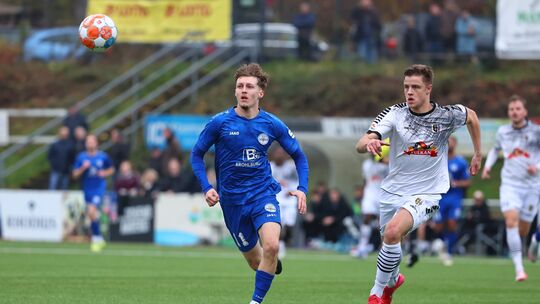 Tauschen in der kommenden Saison einmal die Trikots: Marius Wingenbach (blaues Trikot) wechselt zum SV Eintracht Medig, Nikolas Tauschen in der kommenden Saison einmal die Trikots: Marius Wingenbach (blaues Trikot) wechselt zum SV Eintracht Medig, Nikolas