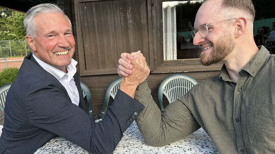 Klaus Lütkefedder (links) scheut keine Herausforderung - hier maß er sich spaßeshalber mit dem Deutschen Meister im Armdrücken J