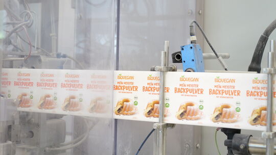 Backpulver von Biovegan wird verpackt. Bei Bio-Backzutaten ist das Unternehmen Marktführer.