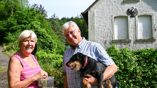 Johanna Dellschau, Sohn Robert Dellschau und Hund Fritzi verbringen fast jedes Wochenende in ihrem Refugium im Baybachtal, der S