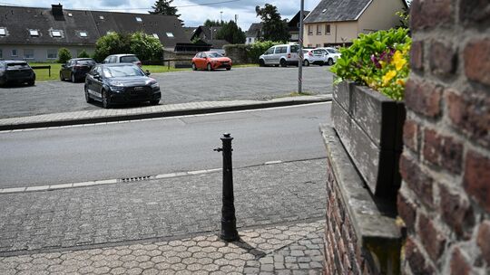 Die Schotterfläche gegenüber vom Marktplatz in Rheinböllen wird aktuell als Parkplatz genutzt. Trotzdem herrscht in der Stadt Pa