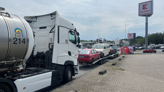 Die wenigen Lkw-Parkplätze an der Industriestraße in Heiligenroth sind fast immer belegt.