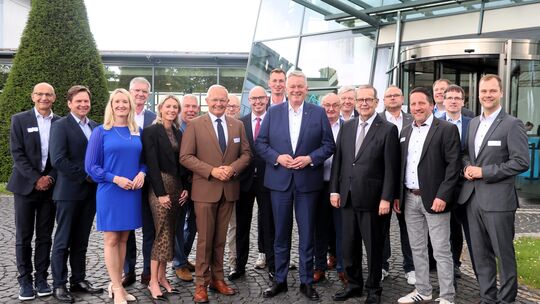 Ministerpräsident Gordon Schnieder (9. von rechts) wurde als Ehrengast beim "Empfang der Wirtschaft im Kreis Neuwied" begrüßt.