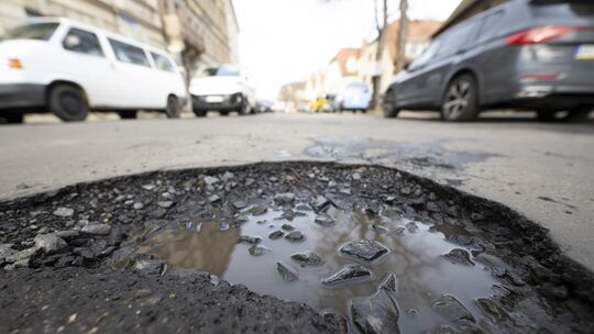 Schlaglöcher machen den Menschen in Neuwied zu schaffen. Mithilfe eines Kamerafahrzeugs will die Stadt nun schauen, wo besonder