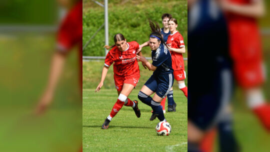 Mit Händen und Füßen wehrten sich Johanna Hahn (blaues Trikot) und ihre Kirner Mitspielerinnen gegen den 1. FC Kaiserslautern. D Mit Händen und Füßen wehrten sich Johanna Hahn (blaues Trikot) und ihre Kirner Mitspielerinnen gegen den 1. FC Kaiserslautern. D