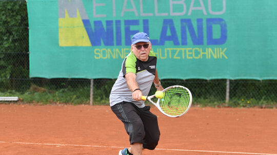Egon Schumacher bot mit den Herren 75 der SG Miehlen/Nastätten dem Favoriten aus Kirchen zwar Paroli, musste den Gästen von der