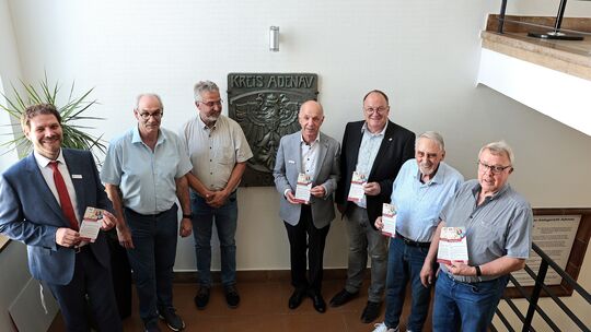 Spenden der beiden ortsansässigen Banken unterstützen die Öffentlichkeitsarbeit des Fördervereins. Dessen Vorsitzender Norbert U