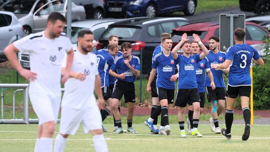 Nach dem 2:0 für die SG Guckheim (blaue Trikots) waren Ellingens Spieler bedient. Nach dem Wechsel steigerten sich die Gastgeber Nach dem 2:0 für die SG Guckheim (blaue Trikots) waren Ellingens Spieler bedient. Nach dem Wechsel steigerten sich die Gastgeber